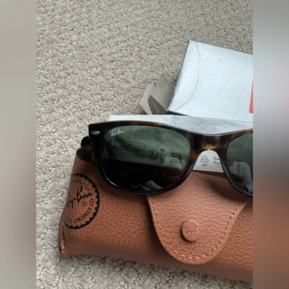 Ray-Ban New Wayfarer Sunglasses with Brown Case - Picture 2 of 5